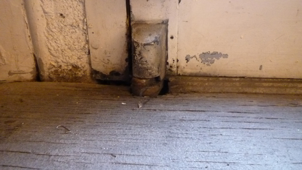 worn-down pivot/hinge